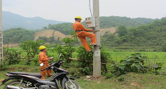 Công nhân ghi chỉ số công tơ.