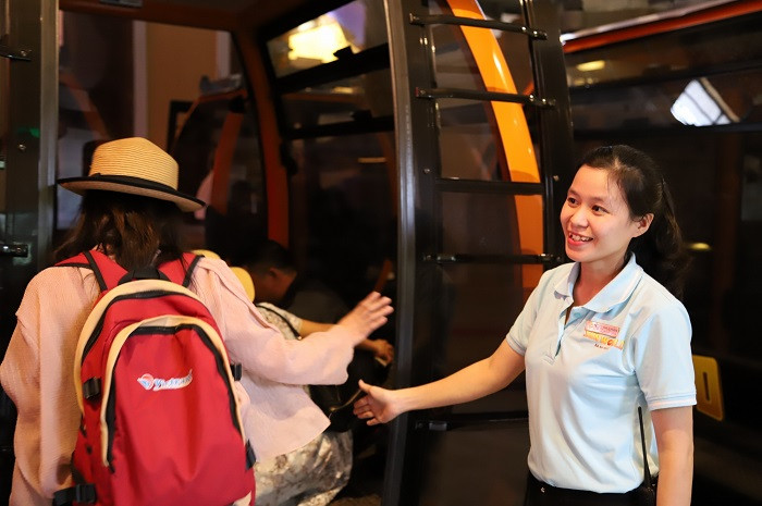 Nụ cười chân thành luôn nở trên môi mỗi nhân viên tại khu du lịch Sun World Ba Na Hills. Nụ cười chân thành luôn nở trên môi mỗi nhân viên tại khu du lịch Sun World Ba Na Hills.