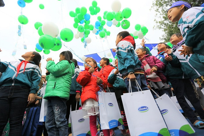 Các em học sinh gửi những ước mơ của mình vào những chùm bong bóng nhiều màu sắc được thả lên trời trong buổi Lễ trao sữa. Các em học sinh gửi những ước mơ của mình vào những chùm bong bóng nhiều màu sắc được thả lên trời trong buổi Lễ trao sữa.