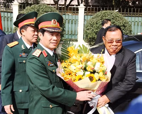 Trung tướng Nguyễn Tân Cương tặng hoa Tổng Bí thư, Chủ tịch nước Cộng hòa dân chủ nhân dân Lào Bun-nhăng Vo-la-chít.