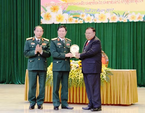 Trung tướng Nguyễn Tân Cương trao Kỷ niệm chương tặng Tổng Bí thư, Chủ tịch nước Cộng hòa dân chủ nhân dân Lào Bun-nhăng Vo-la-chít.