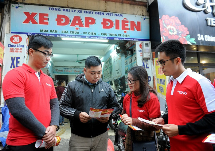 Khách hàng hào hứng với chương trình khuyến mãi Tết 2018 của Maritime Bank.