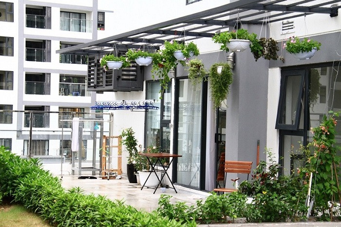 Vườn treo tầng 8 tô điểm cho ban công xanh mướt và trong lành. Vườn treo tầng 8 tô điểm cho ban công xanh mướt và trong lành.