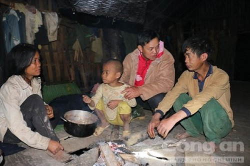 Người thầy đi “bắt” học trò đi học (Ảnh minh họa: congan.com.vn).