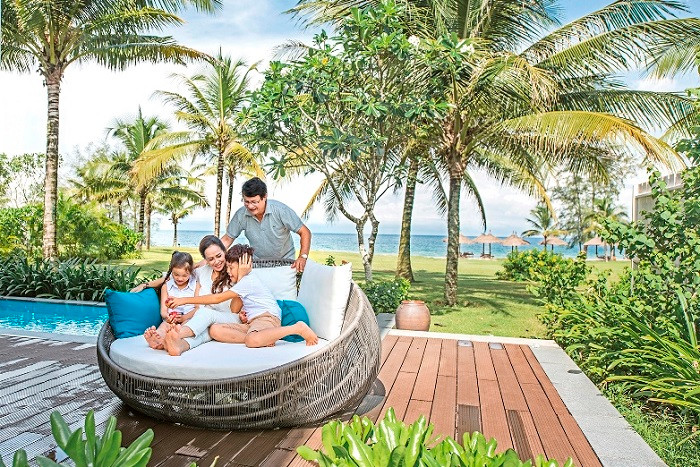 Cả gia đình sẽ được trải nghiệm một thế giới nghỉ dưỡng và vui chơi đầy màu sắc với các hoạt động được thiết kế phù hợp với tất cả thành viên. Cả gia đình sẽ được trải nghiệm một thế giới nghỉ dưỡng và vui chơi đầy màu sắc với các hoạt động được thiết kế phù hợp với tất cả thành viên.