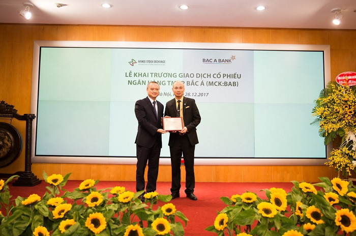 Ông Nguyễn Anh Phong - Phó Tổng Giám đốc Sàn chứng khoán Hà Nội trao Giấy chứng nhận đăng ký giao dịch cổ phiếu cho đại diện lãnh đạo BAC A BANK. Ông Nguyễn Anh Phong - Phó Tổng Giám đốc Sàn chứng khoán Hà Nội trao Giấy chứng nhận đăng ký giao dịch cổ phiếu cho đại diện lãnh đạo BAC A BANK.