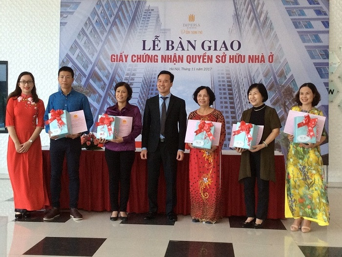 Đại diện chủ đầu tư trao Giấy chứng nhận sở hữu nhà ở cho cư dân. Đại diện chủ đầu tư trao Giấy chứng nhận sở hữu nhà ở cho cư dân.