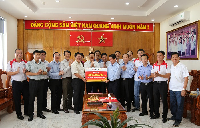 HDBank và Vietjet Air hỗ trợ kinh phí xây dựng cầu giao thông nông thôn cho huyện Cần Giuộc. HDBank và Vietjet Air hỗ trợ kinh phí xây dựng cầu giao thông nông thôn cho huyện Cần Giuộc.