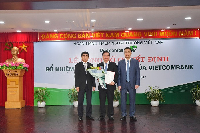 Chủ tịch Hội đồng quản trị Vietcombank Nghiêm Xuân Thành (bên trái) và Tổng Giám đốc Vietcombank Phạm Quang Dũng (bên phải) trao Quyết định và tặng hoa chúc mừng Ông Nguyễn Thanh Tùng được bổ nhiệm chức vụ Giám đốc Khối Bán buôn kiêm Giám đốc Ban Khách hàng doanh nghiệp Trụ sở chính Vietcombank.