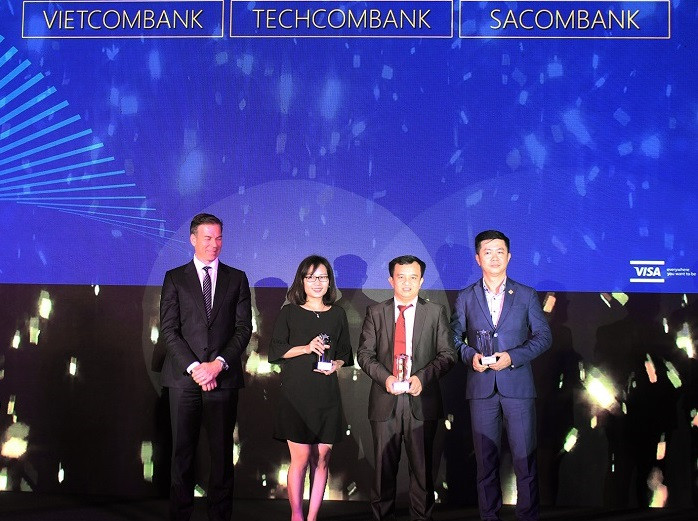 Anh Đặng Công Hoàn (thứ 2 từ phải sang) đại diện Techcombank nhận giải. Anh Đặng Công Hoàn (thứ 2 từ phải sang) đại diện Techcombank nhận giải.