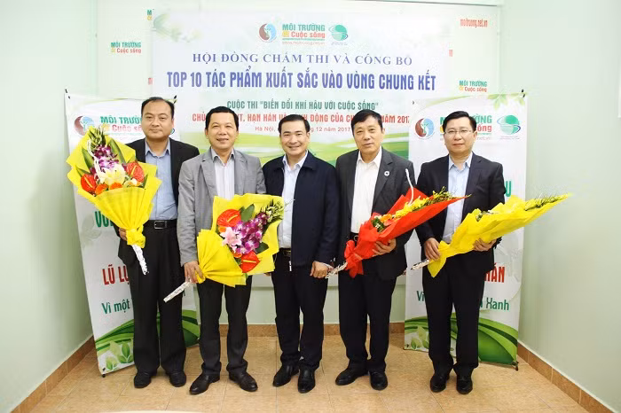 Ông Nguyễn Văn Toàn (đứng giữa) – Tổng biên tập Tạp chí Môi trường và Cuộc sống, Trưởng ban Tổ chức cuộc thi tặng hoa Ban Giám khảo.