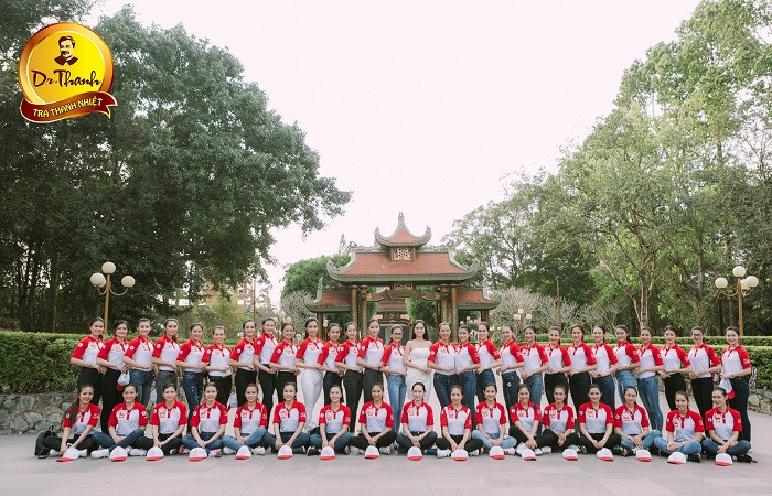 Chụp hình lưu niệm tại Khu di tích lịch sử Địa đạo Củ Chi. Chụp hình lưu niệm tại Khu di tích lịch sử Địa đạo Củ Chi.