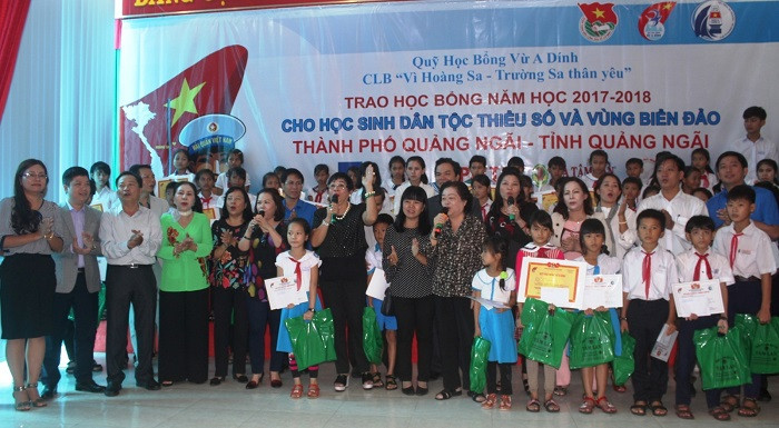 Nguyên Phó chủ tịch nước Trương Thị Mỹ Hoa trao học bổng ở Quảng Ngãi. Nguyên Phó chủ tịch nước Trương Thị Mỹ Hoa trao học bổng ở Quảng Ngãi.