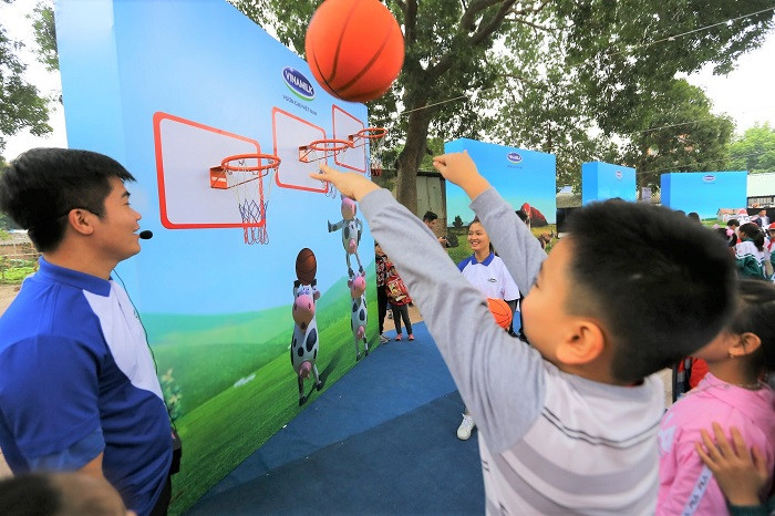 Những trò chơi vui nhộn đã làm cho không khí buổi lễ trao sữa càng thêm sôi động. Những trò chơi vui nhộn đã làm cho không khí buổi lễ trao sữa càng thêm sôi động.