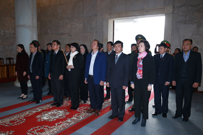 Bà Đặng Thị Ngọc Thịnh – Ủy viên Ban Chấp hành Trung ương Đảng, Phó Chủ tịch nước cùng các Đại biểu dâng hương tại Đền thờ Bác Hồ thuộc Khu di tích Quốc gia đặc biệt Pác Bó, tỉnh Cao Bằng. Bà Đặng Thị Ngọc Thịnh – Ủy viên Ban Chấp hành Trung ương Đảng, Phó Chủ tịch nước cùng các Đại biểu dâng hương tại Đền thờ Bác Hồ thuộc Khu di tích Quốc gia đặc biệt Pác Bó, tỉnh Cao Bằng.