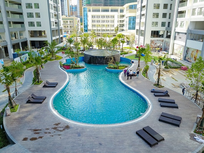 Bể bơi ngoài trời được thiết kế uốn lượn độc đáo. Bể bơi ngoài trời được thiết kế uốn lượn độc đáo.