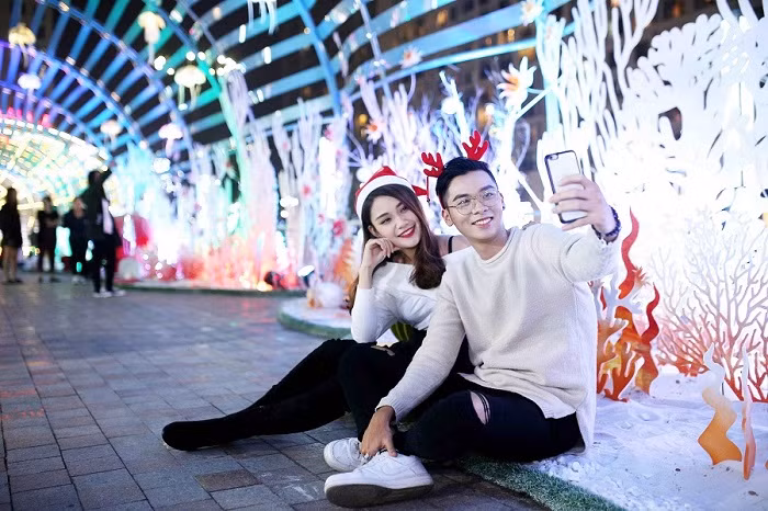 Không gian lãng mạn và rực rỡ ánh đèn của con đường “Vũ hội đại dương” tại Vincom Mega Mall Times City là điểm hẹn lý tưởng cho các cặp tình nhân tay trong tay, cùng nhau trải qua một mùa Giáng Sinh thật ấp ám. Không gian lãng mạn và rực rỡ ánh đèn của con đường “Vũ hội đại dương” tại Vincom Mega Mall Times City là điểm hẹn lý tưởng cho các cặp tình nhân tay trong tay, cùng nhau trải qua một mùa Giáng Sinh thật ấp ám.