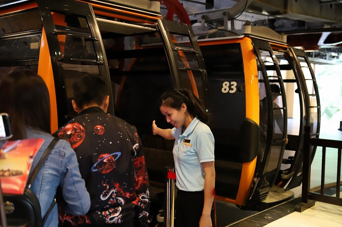 Nụ cười luôn nở trên môi mỗi người nhân viên tại khu du lịch Bà Nà Hills. Nụ cười luôn nở trên môi mỗi người nhân viên tại khu du lịch Bà Nà Hills.