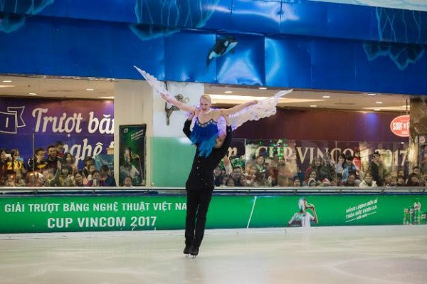 Phần trình diễn điêu luyện của Huấn luyện viên tại sân băng. Phần trình diễn điêu luyện của Huấn luyện viên tại sân băng.