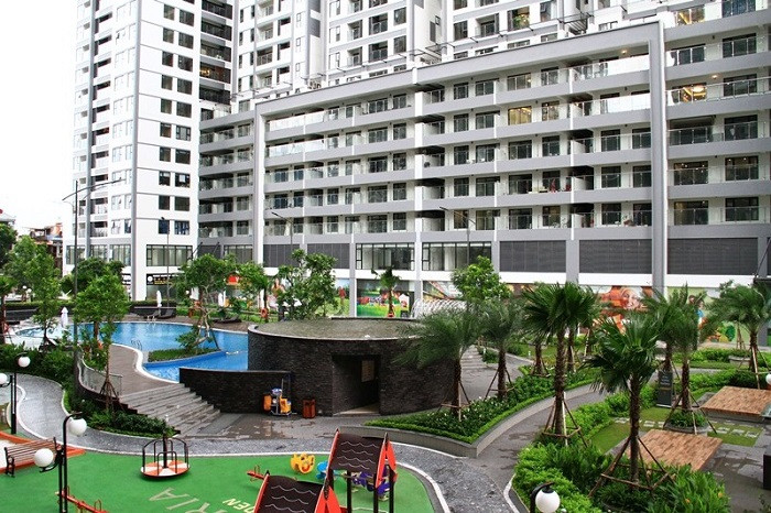 Khu landscape nổi bật với bể bơi ngoài trời nằm trong vườn cây xanh. Khu landscape nổi bật với bể bơi ngoài trời nằm trong vườn cây xanh.