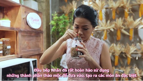 Vị Giám đốc sản xuất luôn kiểm tra kỹ lưỡng nguyên liệu trước khi thực hiện mỗi món ăn.