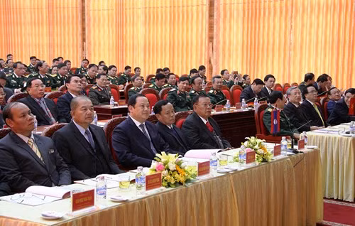 Các đại biểu sự lễ đón Tổng Bí thư, Chủ tịch nước Cộng hòa dân chủ nhân dân Lào Bun-nhăng Vo-la-chít tại Quân khu 4.