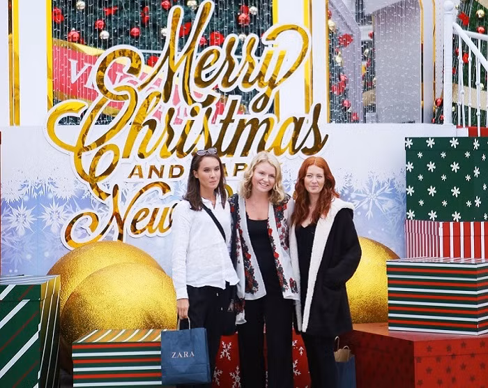 Không chỉ thu hút các bạn trẻ Việt mà cả du khách nước ngoài cũng rất thích thú khi đến với Trung tâm thương mại Vincom dịp Giáng Sinh và cùng ghi lại những khoảnh khắc vui vẻ với những khu vực trang trí đầy ấn tượng. Không chỉ thu hút các bạn trẻ Việt mà cả du khách nước ngoài cũng rất thích thú khi đến với Trung tâm thương mại Vincom dịp Giáng Sinh và cùng ghi lại những khoảnh khắc vui vẻ với những khu vực trang trí đầy ấn tượng.