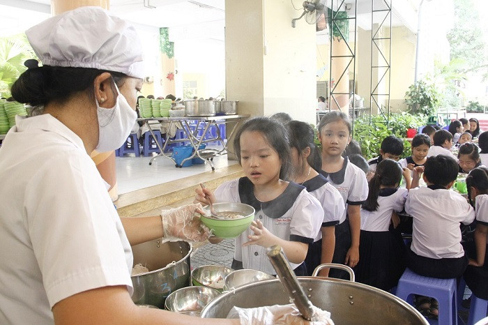 Công ty Ajinomoto Việt Nam đang phối hợp với Bộ Y tế và Viện Dinh dưỡng Quốc gia để triển khai Dự án Bữa ăn học đường trên quy mô toàn quốc nhằm mang đến những bữa ăn cân bằng dinh dưỡng cho các em học sinh. Công ty Ajinomoto Việt Nam đang phối hợp với Bộ Y tế và Viện Dinh dưỡng Quốc gia để triển khai Dự án Bữa ăn học đường trên quy mô toàn quốc nhằm mang đến những bữa ăn cân bằng dinh dưỡng cho các em học sinh.