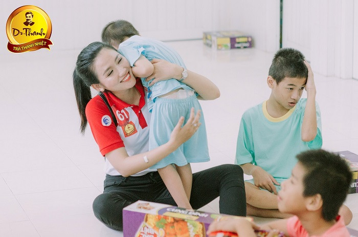 Thí sinh hoa khôi cùng đi thăm và tặng quà cho các trẻ em tại trung tâm bảo trợ xã hội. Thí sinh hoa khôi cùng đi thăm và tặng quà cho các trẻ em tại trung tâm bảo trợ xã hội.