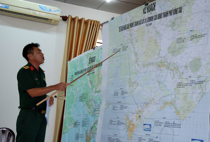 Chỉ huy phó Tham mưu trưởng Ban Chỉ huy quân sự Thành phố Vũng Tàu Trần Văn Nhất trình bày phương án di dời dân trên địa bàn. (Ảnh: CTV) Chỉ huy phó Tham mưu trưởng Ban Chỉ huy quân sự Thành phố Vũng Tàu Trần Văn Nhất trình bày phương án di dời dân trên địa bàn. (Ảnh: CTV)
