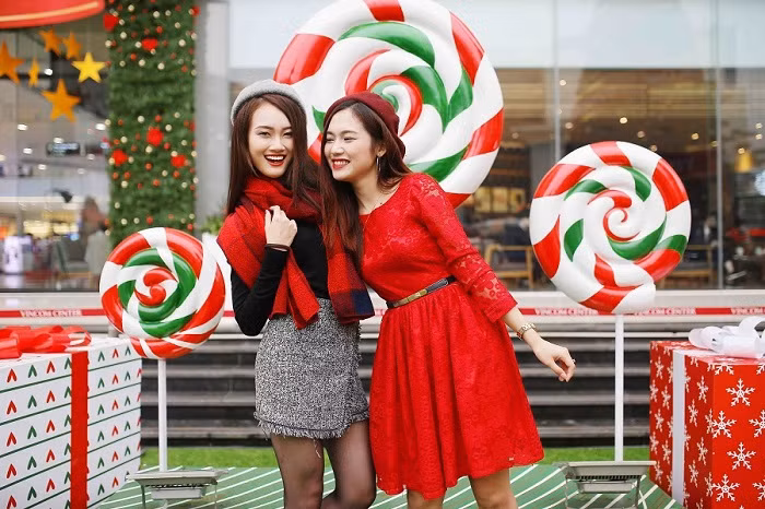 “Lâu đài kẹo ngọt” tại Vincom Center Phạm Ngọc Thạch là nơi cùng bạn bè lưu lại những khoảnh khắc vui nhộn và đáng yêu trong mùa Giáng Sinh này. “Lâu đài kẹo ngọt” tại Vincom Center Phạm Ngọc Thạch là nơi cùng bạn bè lưu lại những khoảnh khắc vui nhộn và đáng yêu trong mùa Giáng Sinh này.