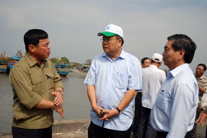 Ông Nguyễn Văn Trình, Chủ tịch Ủy ban nhân dân tỉnh Bà Rịa Vũng Tàu (đội mũ) cùng các cơ quan ban ngành đi thị sát công tác phòng chống bão trên địa bàn. (Ảnh: CTV) Ông Nguyễn Văn Trình, Chủ tịch Ủy ban nhân dân tỉnh Bà Rịa Vũng Tàu (đội mũ) cùng các cơ quan ban ngành đi thị sát công tác phòng chống bão trên địa bàn. (Ảnh: CTV)