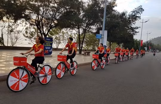 Đoàn roadshow chuyên nghiệp của VinMart+ thu hút sự chú ý người dân và du khách.