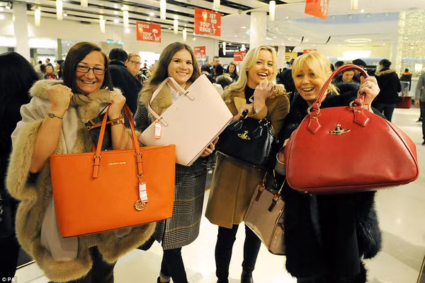 Cuối năm luôn là dịp để các tín đồ Shopping săn hàng.