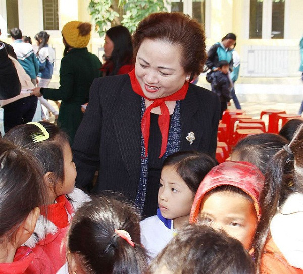 Madame Nguyễn Thị Nga hỗ trợ cho học sinh, sinh viên nghèo vượt khó, vươn lên trong học tập. Madame Nguyễn Thị Nga hỗ trợ cho học sinh, sinh viên nghèo vượt khó, vươn lên trong học tập.
