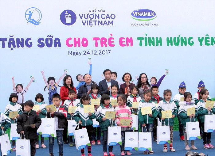 Các đại biểu trao quà và học bổng cho các em học sinh của Trường tiểu học Nhân Hòa (huyện Mỹ Hào, tỉnh Hưng Yên). Các đại biểu trao quà và học bổng cho các em học sinh của Trường tiểu học Nhân Hòa (huyện Mỹ Hào, tỉnh Hưng Yên).