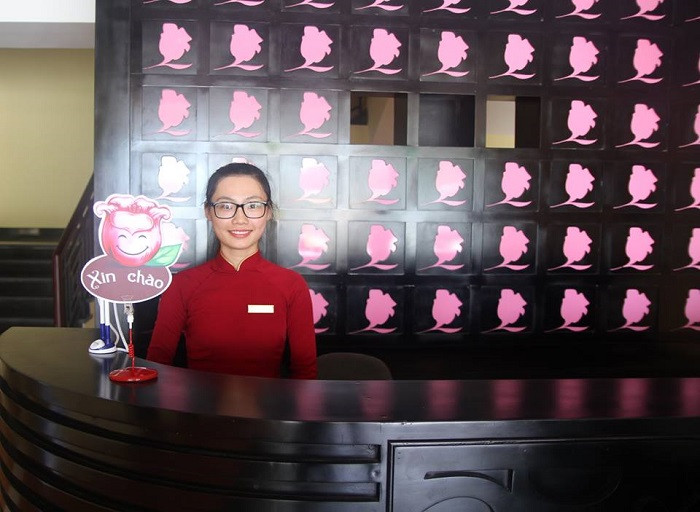 Khẩu hiệu “Xin chào” và nụ cười thường trực trên môi ở khu du lịch Sun World Ba Na Hills. Khẩu hiệu “Xin chào” và nụ cười thường trực trên môi ở khu du lịch Sun World Ba Na Hills.