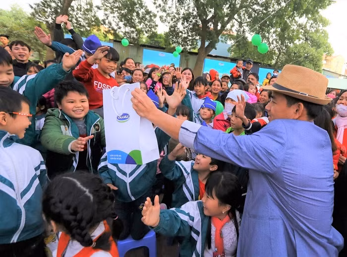 Các em học sinh không giấu được sự háo hức của mình khi giao lưu cùng Nghệ sĩ Xuân Bắc.