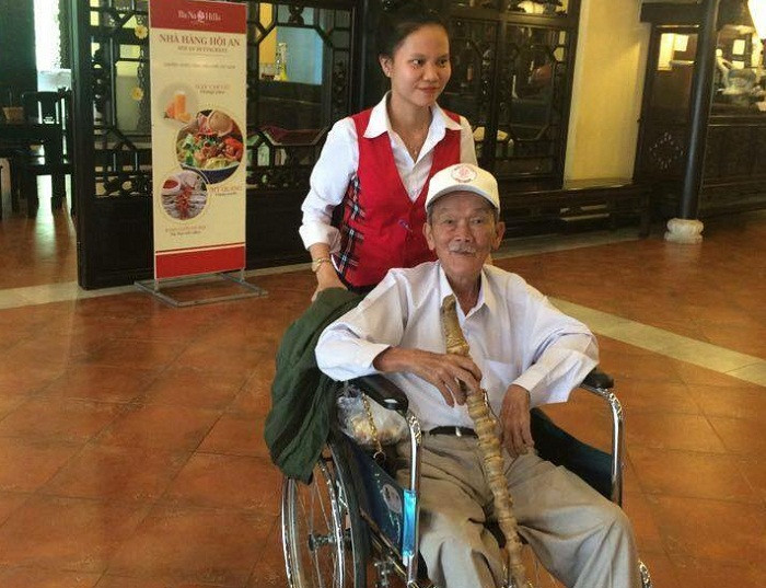 Hồ trợ người yếu thế tại Ba Na Hills.