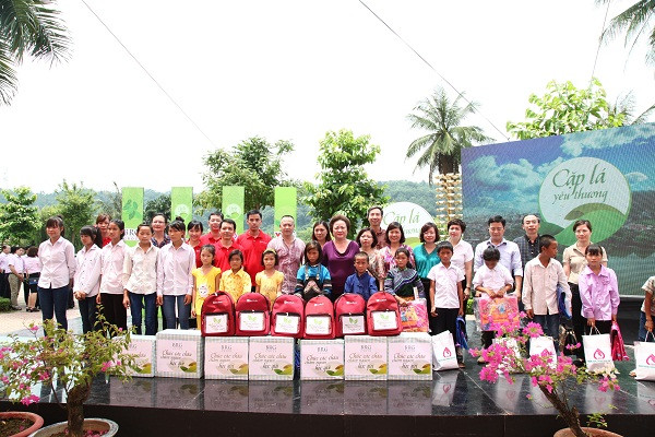 Madame Nguyễn Thị Nga đồng hành cùng chương trình từ thiện như Cặp lá Yêu thương. Madame Nguyễn Thị Nga đồng hành cùng chương trình từ thiện như Cặp lá Yêu thương.