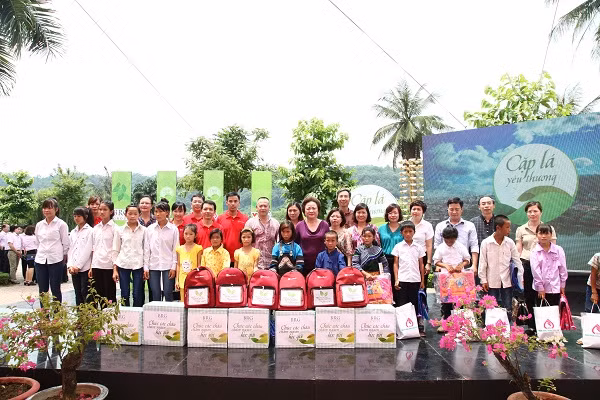 Madame Nguyễn Thị Nga đồng hành cùng chương trình từ thiện như Cặp lá Yêu thương.