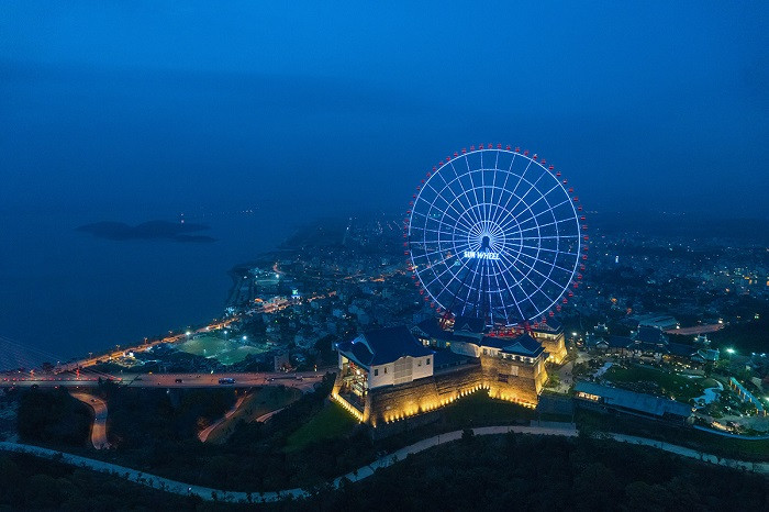 Vòng xoay mặt trời tại khu tổ hợp giải trí Sun World Halong Complex. Vòng xoay mặt trời tại khu tổ hợp giải trí Sun World Halong Complex.