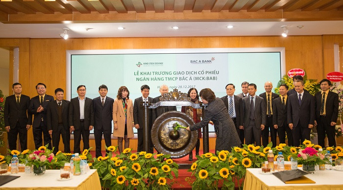 Bà Thái Hương - Phó Chủ tịch Hội đồng quản trị - Tổng Giám đốc BAC A BANK thực hiện nghi lễ đánh cồng khai trương giao dịch. Bà Thái Hương - Phó Chủ tịch Hội đồng quản trị - Tổng Giám đốc BAC A BANK thực hiện nghi lễ đánh cồng khai trương giao dịch.