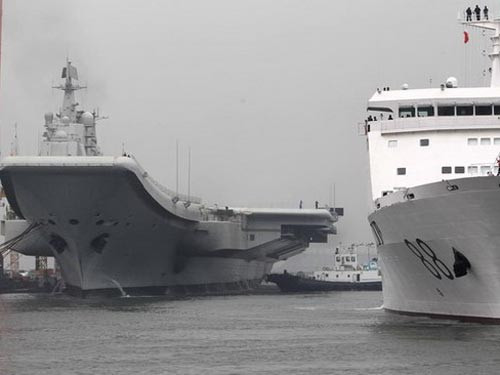 Tàu sân bay Thi Lang tại cảng Đại Liên Tàu sân bay Thi Lang tại cảng Đại Liên