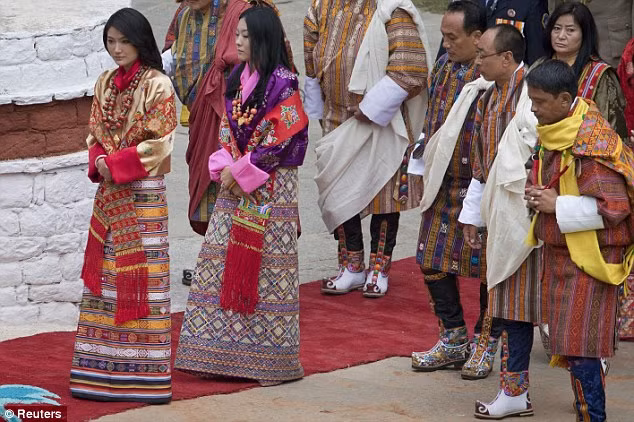 Jetsun Pema và đám rước là các ca sĩ trong ngày cưới