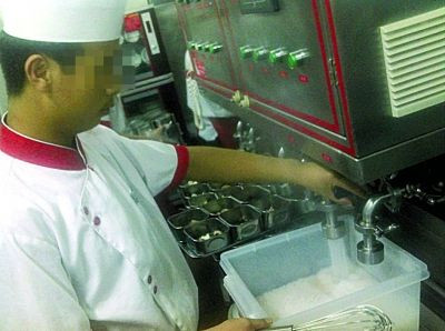 Tiếp đó, bột được pha với nước theo một tỷ lệ nhất định. Tiếp đó, bột được pha với nước theo một tỷ lệ nhất định.