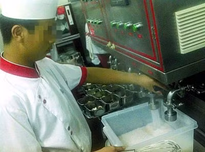 Tiếp đó, bột được pha với nước theo một tỷ lệ nhất định.