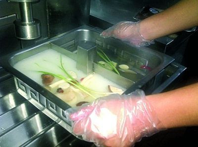 Nước lẩu sau khi được pha chế đem cho thực khách sử dụng. Nước lẩu sau khi được pha chế đem cho thực khách sử dụng.