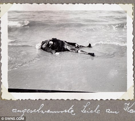 Thi thể một binh sĩ người Anh trôi dạt trên bãi biển Dunkirk.