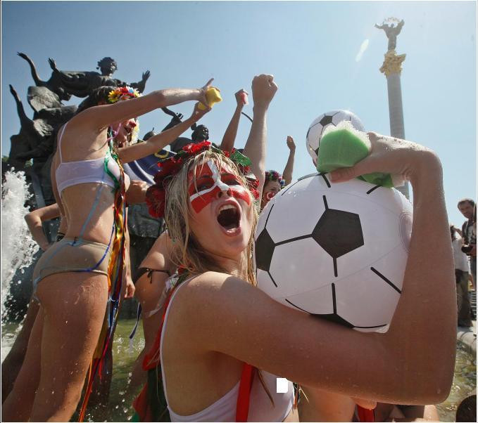 Những người ủng hộ FEMEN sơn mình hình màu cờ của EU kháng nghị việc chính quyền thường xuyên tắt nguồn cung cấp nước nóng công cộng vào mùa hè ở trung tâm Kiev hôm Những người ủng hộ FEMEN sơn mình hình màu cờ của EU kháng nghị việc chính quyền thường xuyên tắt nguồn cung cấp nước nóng công cộng vào mùa hè ở trung tâm Kiev hôm